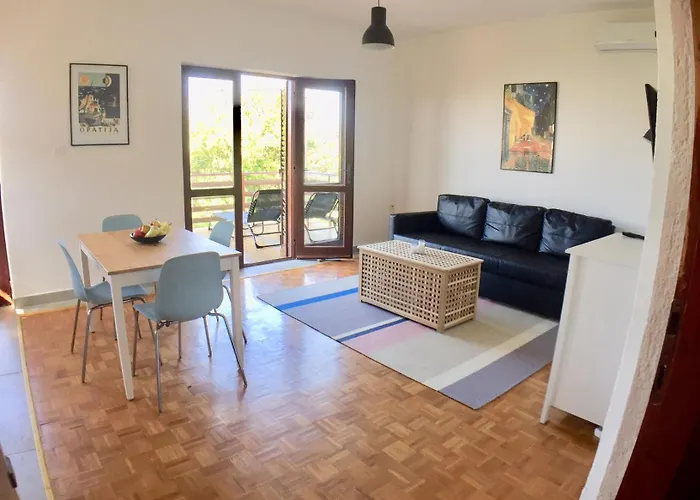 Sea View Apartments Nini